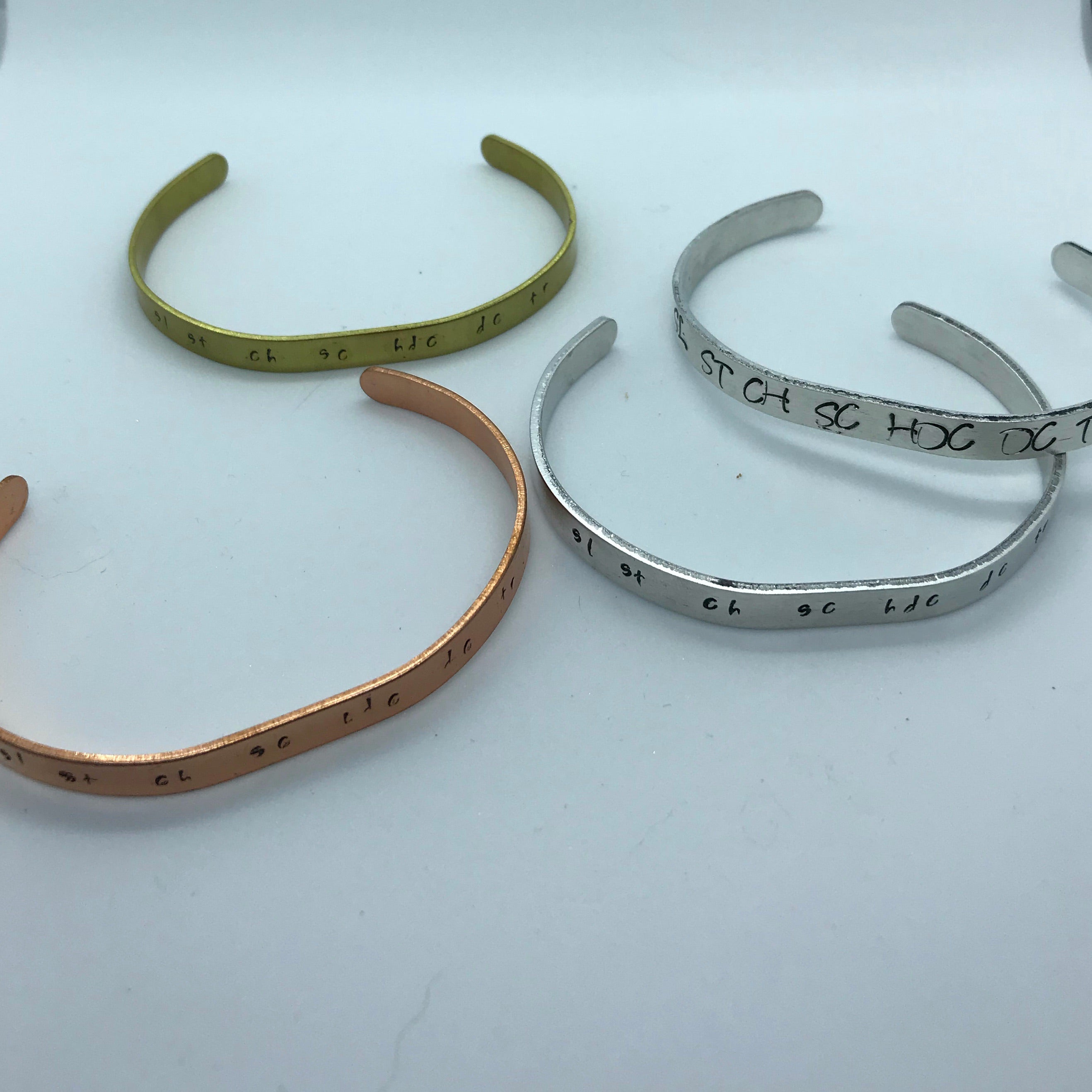 Aluminum strips bracelet connected within an elastic band  Mikah